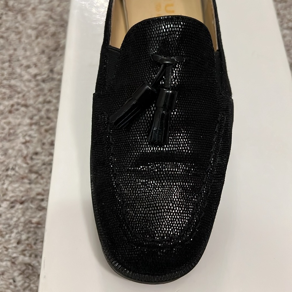 Black softlack taupe shoes. Great condition. Made in Italy. Size 37. Very comfy - Picture 3 of 5